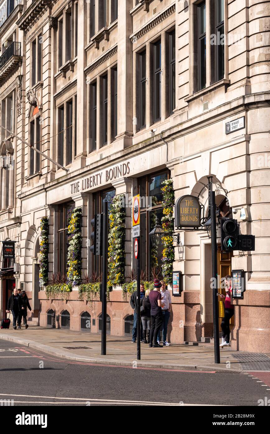 The Liberty Bounds pub, a Wetherspoon restaurant pub in Trinity Square, Tower Hill, London, UK. Bright sunny day with people outside. Boundary of City Stock Photo