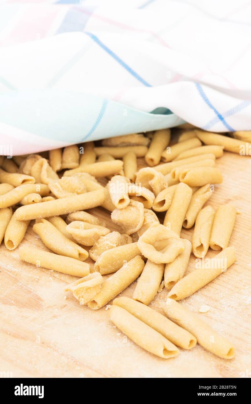 orecchiette fatte in casa in essiccazione per strada, pasta fresca tipica  della basilicata Foto stock - Alamy