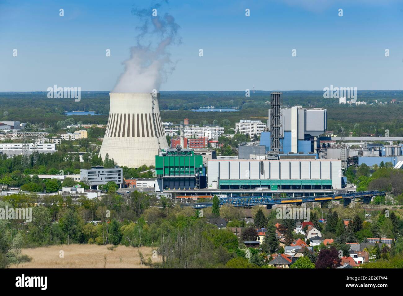 Müllheizkraftwerk der BSR (vorne, grün), Kraftwerk Reuter West (hinten), Ruhleben, Siemensstadt, Spandau, Berlin, Deutschland Stock Photo