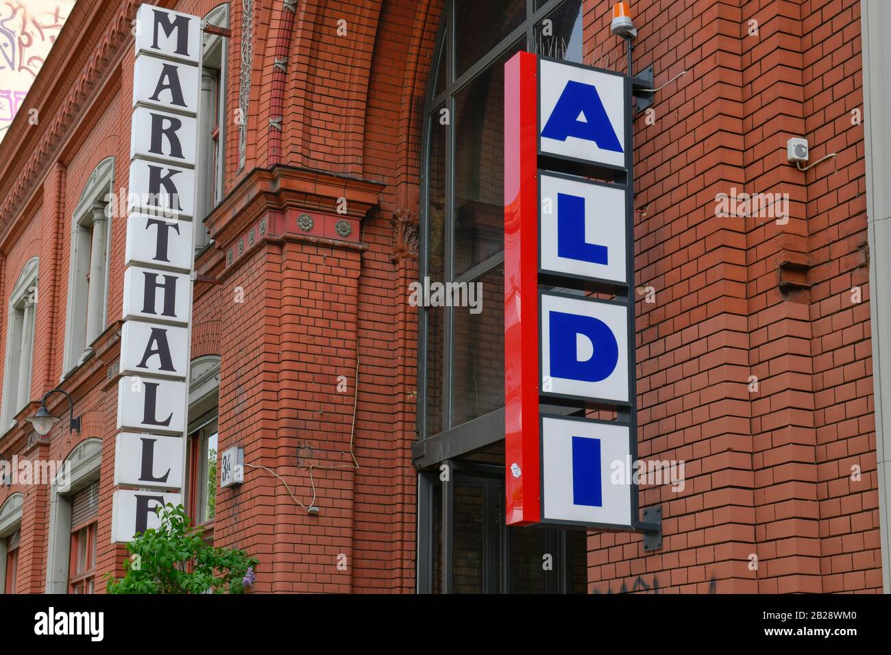Aldi Markt, Markthalle Neun, Eisenbahnstraße, Kreuzberg, Berlin, Deutschland Stock Photo
