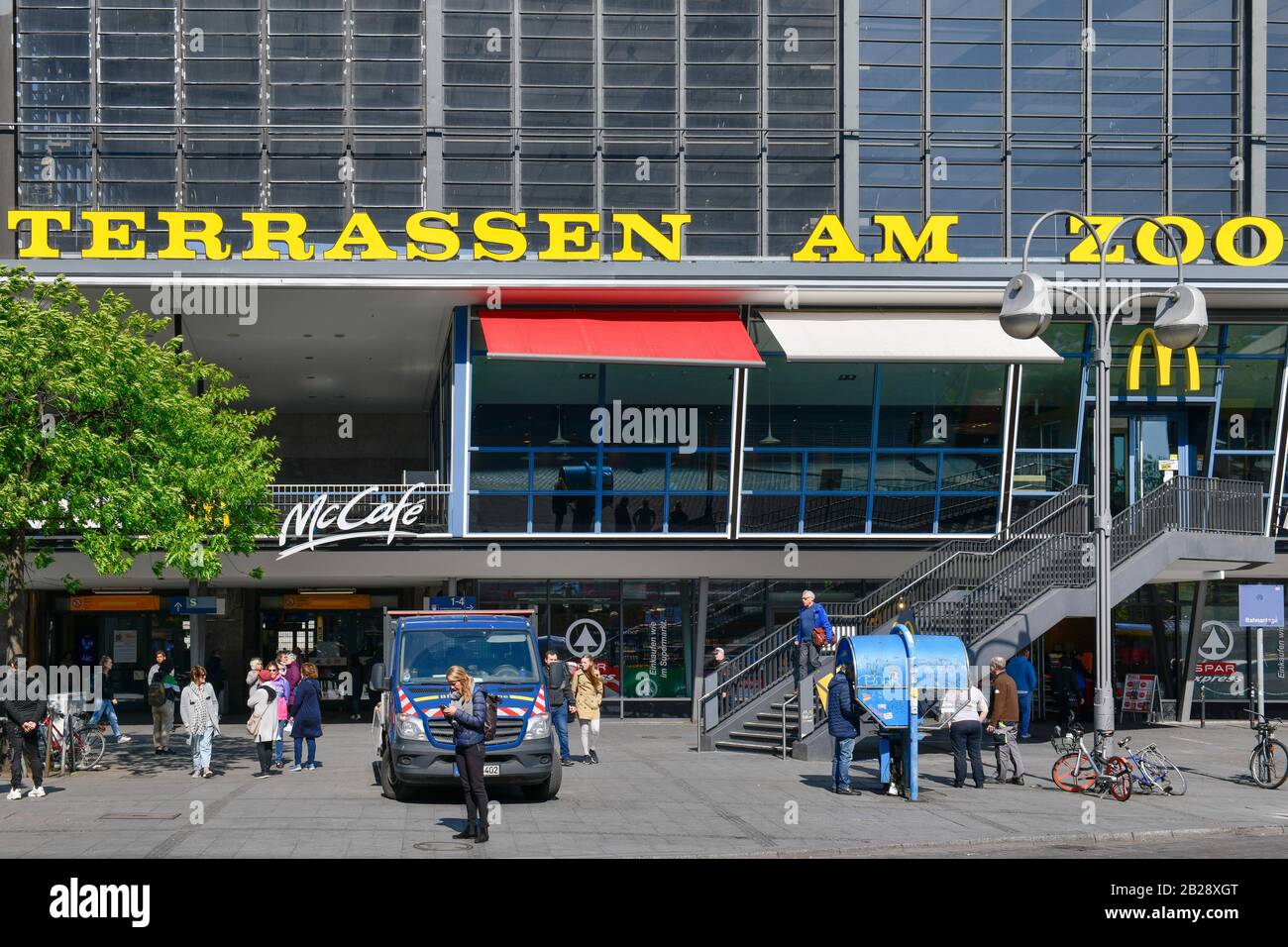 Terrassen am Zoo, McDonald´s, Bahnhof Zoo Charlottenburg Berlin Deutschland  Stock Photo - Alamy