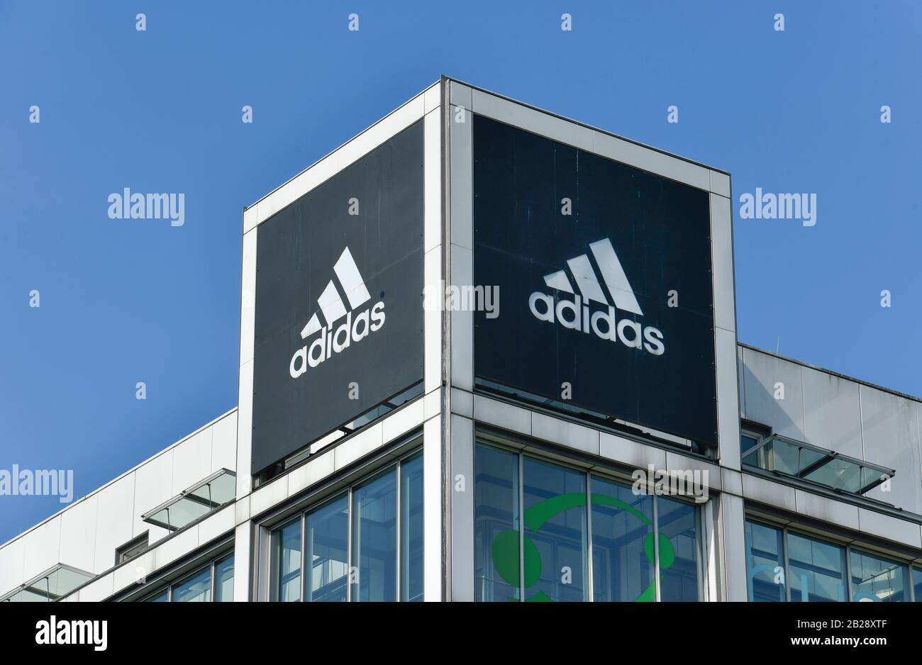 Koge januar ånd Adidas, Tauentzien, Charlottenburg, Berlin, Deutschland Stock Photo - Alamy