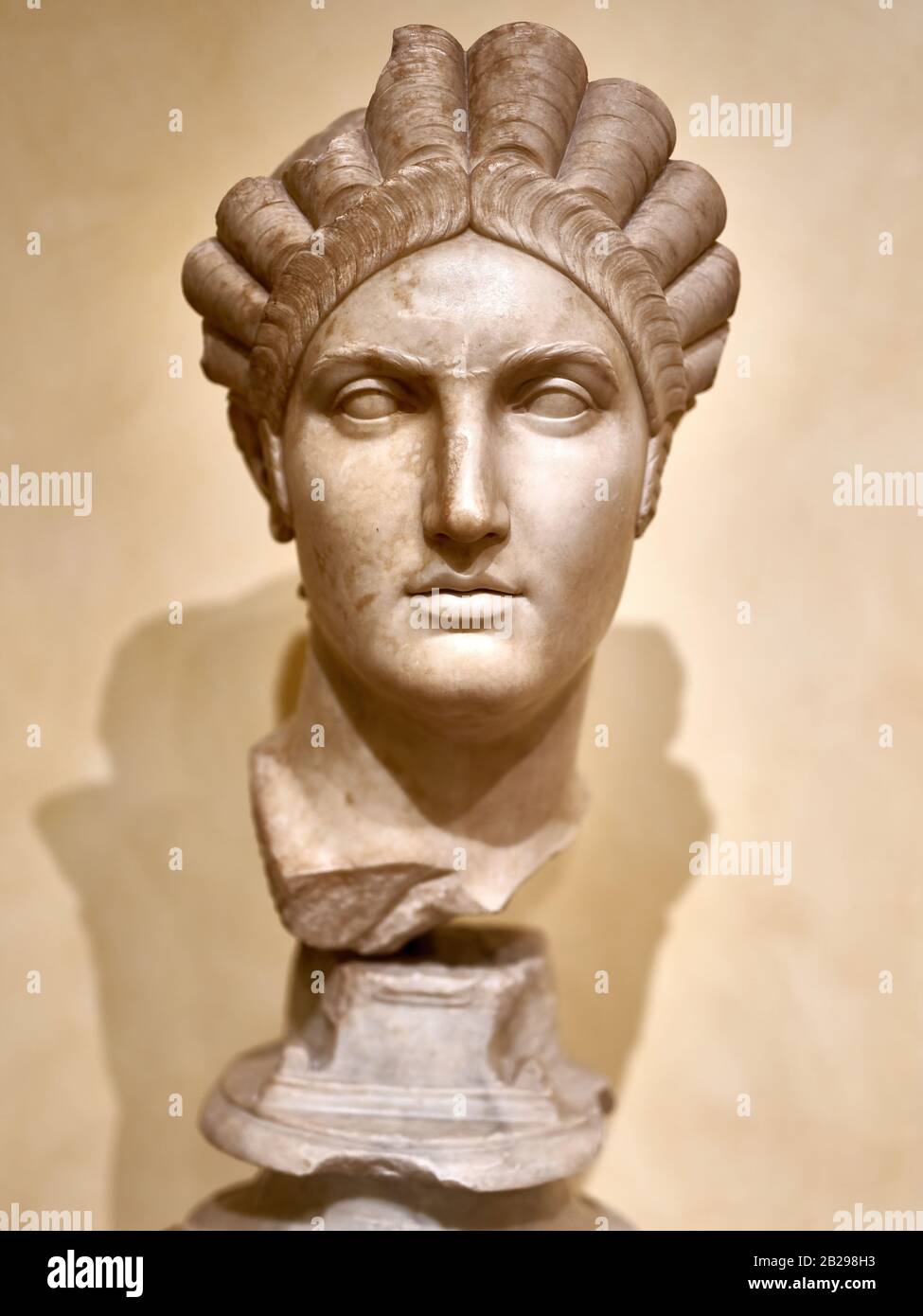 Italy rome woman statue capitoline hi-res stock photography and images -  Page 2 - Alamy