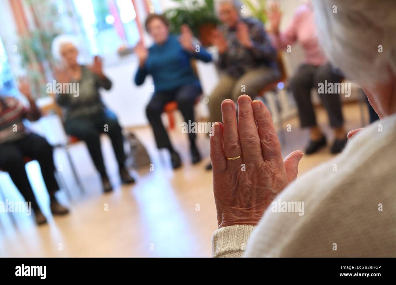 Altusried, Germany. 21st Feb, 2020. Senior citizens sit together in the dementia residential community during a guided sitting gymnastics. To live self-determinedly despite the illness is the aim of the community (to dpa-KORR: "Here my mother can be a human being" - everyday life in a dementia shared flat"). Credit: Karl-Josef Hildenbrand/dpa - ATTENTION: Only for editorial use in connection with current reporting and only with complete mention of the above credit/dpa/Alamy Live News Stock Photo
