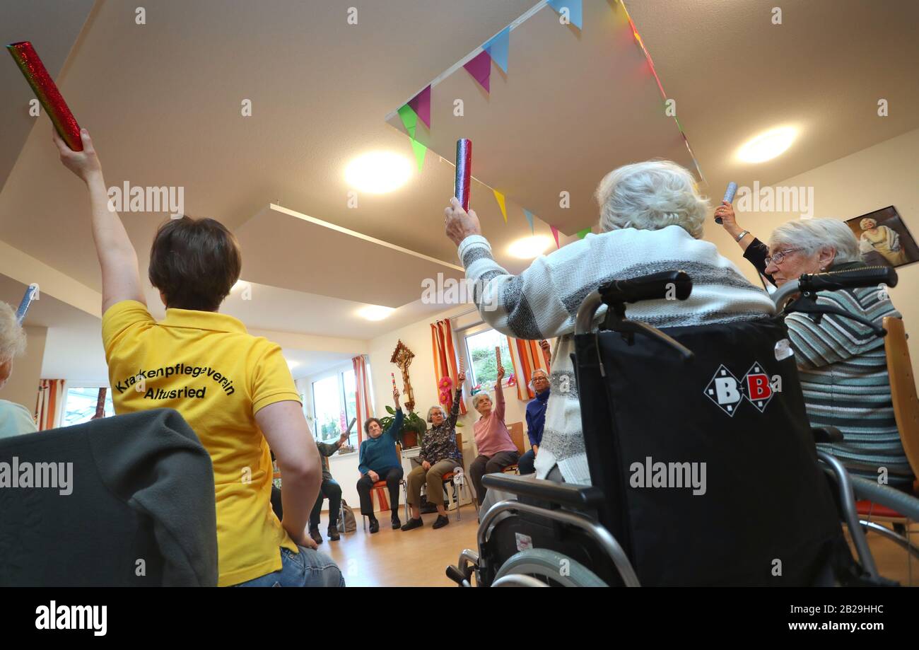 Altusried, Germany. 21st Feb, 2020. Senior citizens sit together in the dementia residential community during a guided sitting gymnastics. To live self-determinedly despite the illness is the aim of the community (to dpa-KORR: "Here my mother can be a human being" - everyday life in a dementia shared flat"). Credit: Karl-Josef Hildenbrand/dpa - ATTENTION: Only for editorial use in connection with current reporting and only with complete mention of the above credit/dpa/Alamy Live News Stock Photo