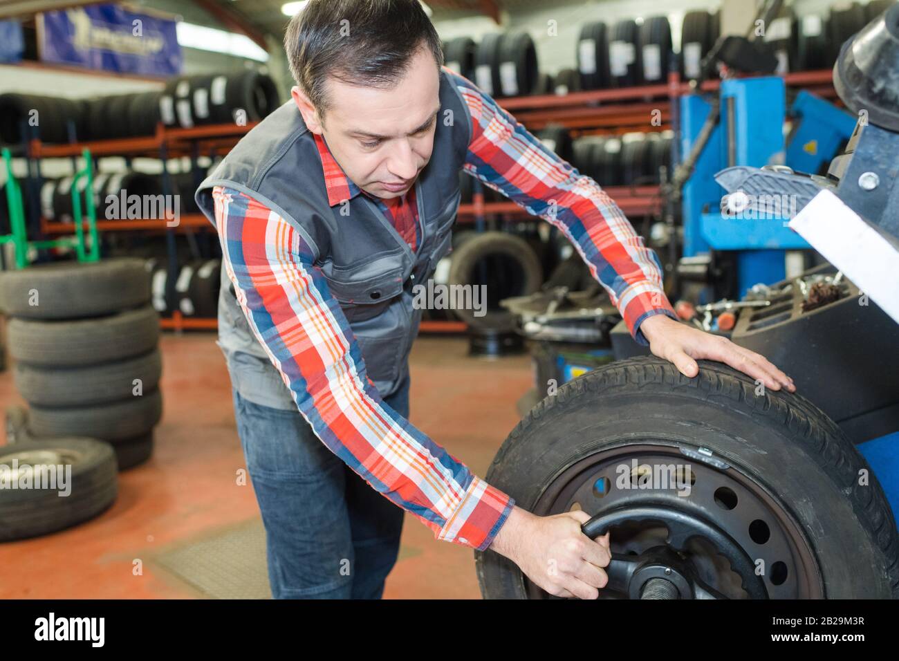 mechanic working in auto repair shop Stock Photo