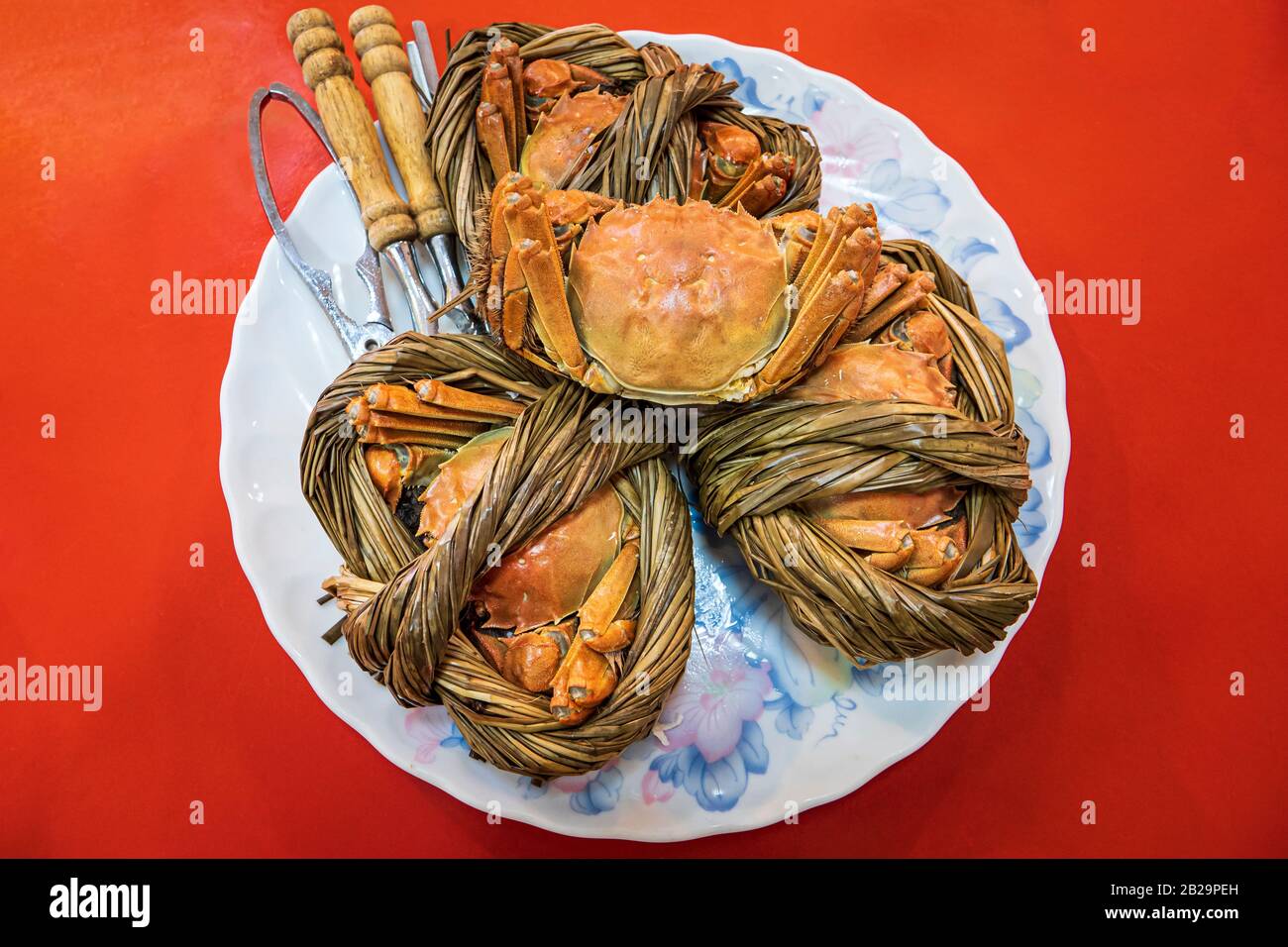 Chinese mitten crab on plate, Hsinchu Fish Harbor, Hsinchu City, Taiwan Stock Photo