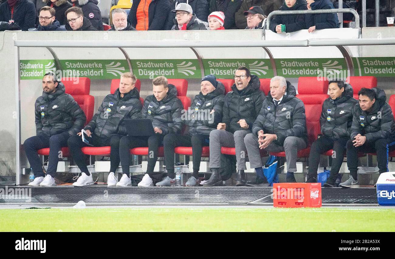 coachbank B, left to right coach Alexander NOURI (B), co-coach Markus FELDHOFF (B), Dominik WOHLERT (B, analyst), nB, Michael PREETZ (manager, B), Nello DI MARTINO (B, team leader) football 1 Bundesliga, 24th matchday, Fortuna Dusseldorf (D) - Hertha BSC Berlin (B) 3: 3, on February 28, 2020 in Duesseldorf/Germany. | usage worldwide Stock Photo