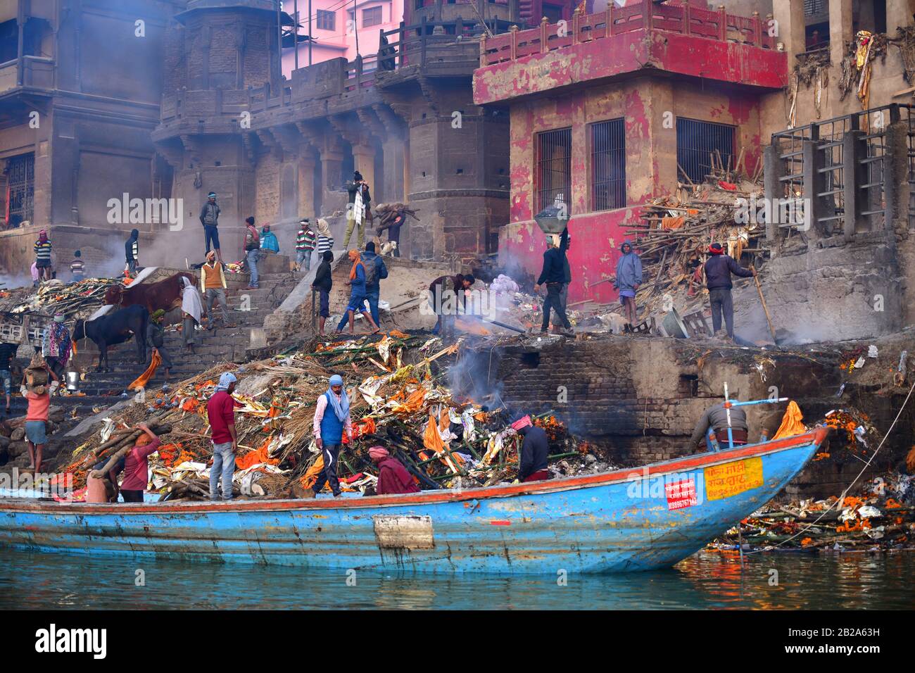 Funeral pyres at the manikarnika ghat at early morning.  Varanasi, India Stock Photo