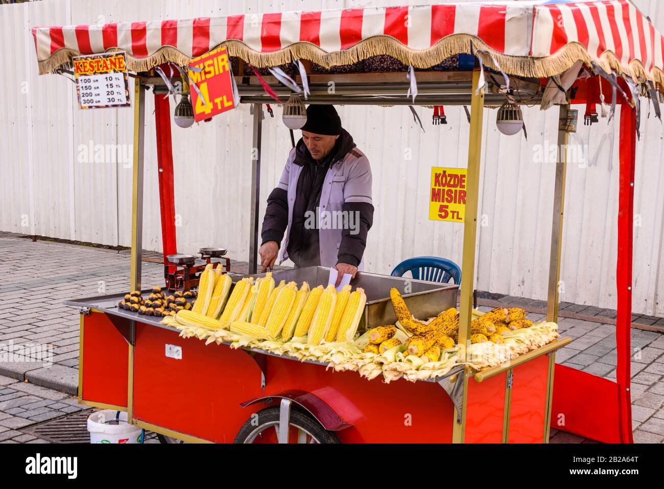 Roasted sweetcorn on sale at a traditional street cart, Istanbul, Turkey Stock Photo