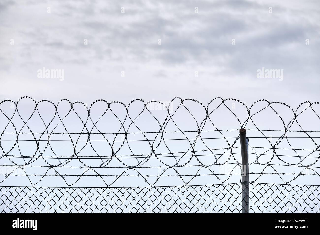 Chain link fence razor wire hires stock photography and images Alamy