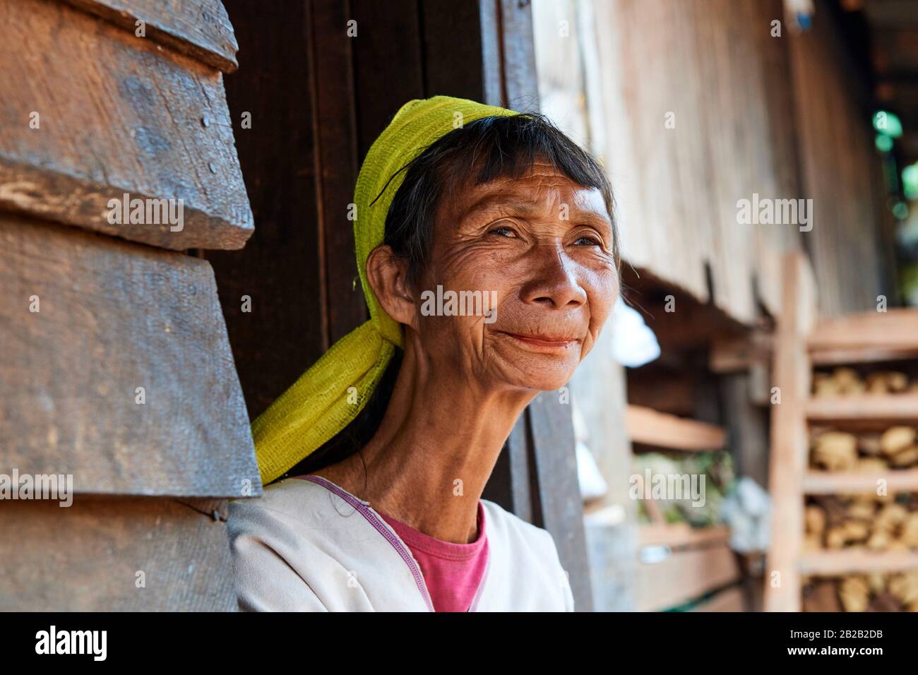 Head portrait of a Kayan Lahwi woman who has removed her brass neck coils.  The Long Neck Kayan (also called Padaung in Burmese) are a sub-group of  Stock Photo - Alamy