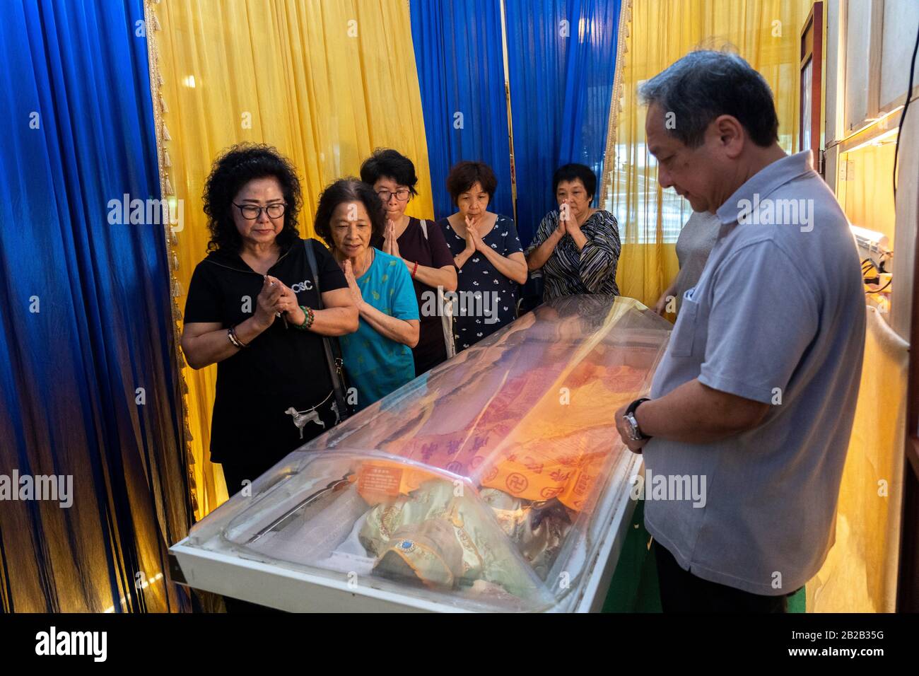 Chinese funeral hires stock photography and images Alamy