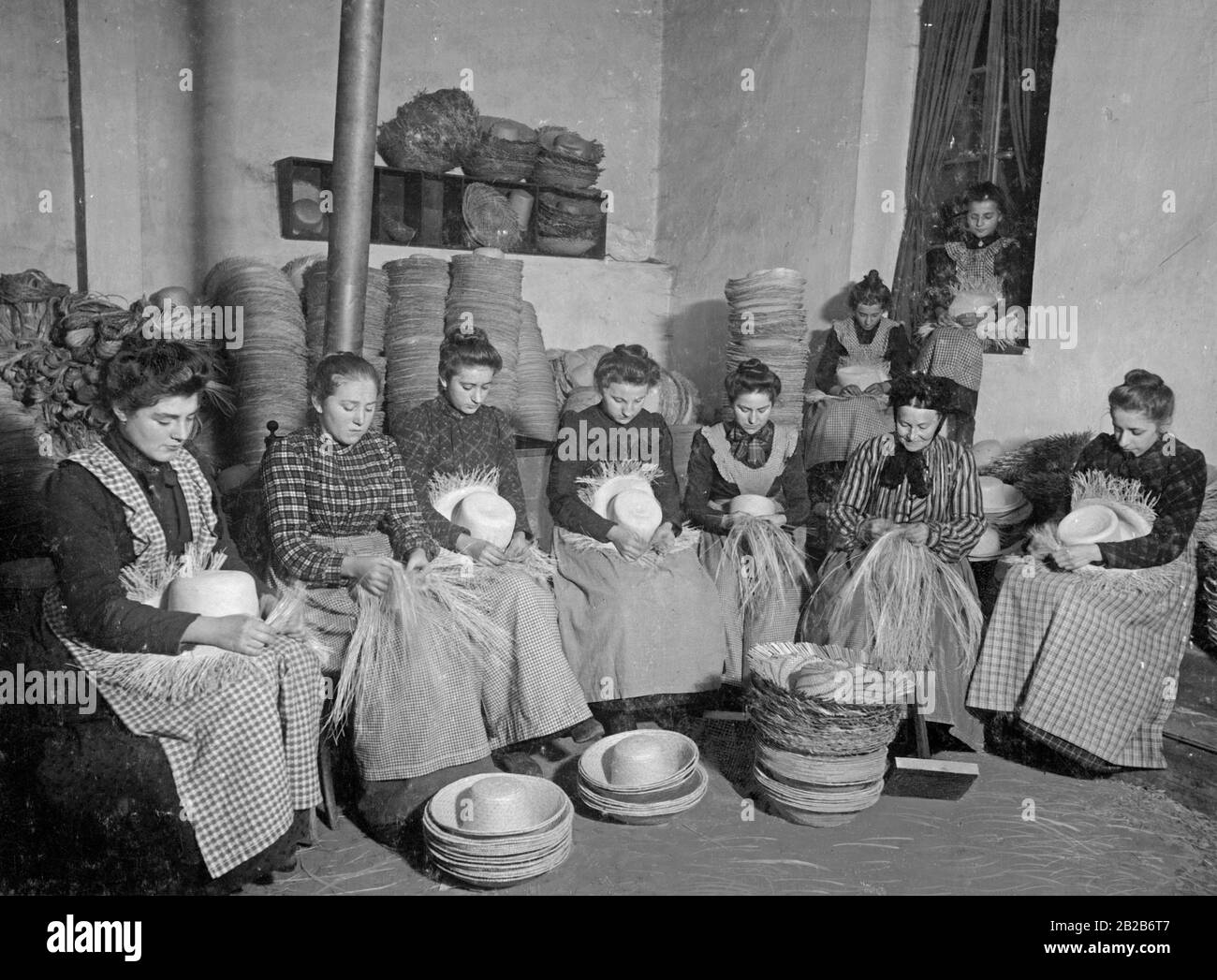 Working conditions 1900s hi-res stock photography and images - Alamy