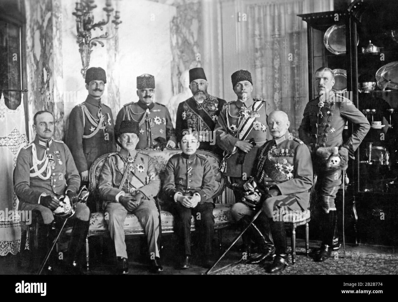 Sultan Ghasi Muhammed in the circle of Turkish and German officers during the First World War Stock Photo
