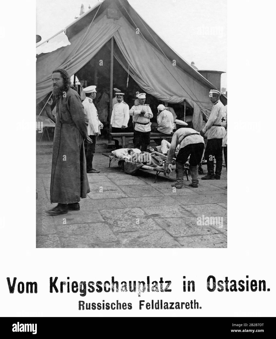 During the Russo-Japanese War in East Asia: Wounded soldiers arrive at the tent of a Russian field hospital. Stock Photo