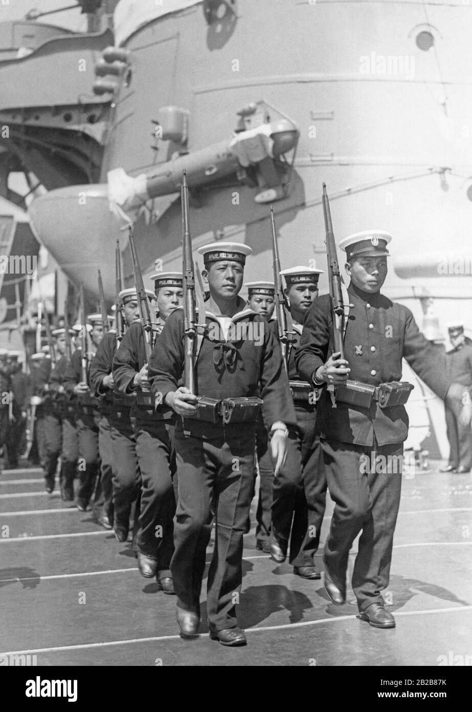 The guard of honour of the cruiser Ashigara of the Imperial Japanese Navy has lined up on deck of the ship. The cruiser was visiting the Kiel Week. (Undated photo, ca. 1930s) Stock Photo