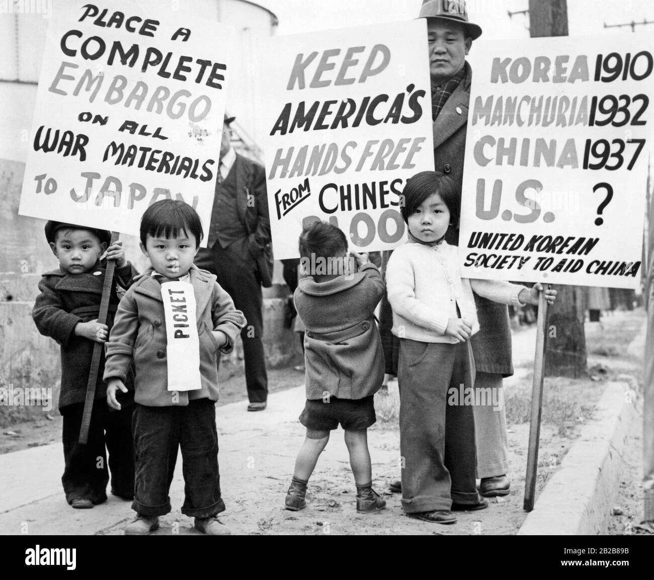 A Group Of Chinese Children Holding Signs With Slogans In The Air In Long Beach California As Part Of A Protest Against The Export Of Scrap Metal To Japan Stock Photo