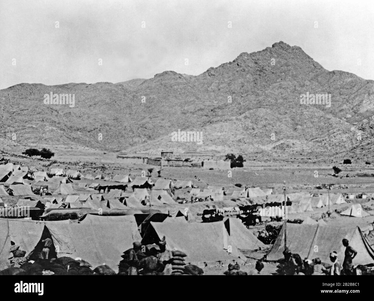 British troops camp of Chalangai. Here in northwestern British India English troops are fighting against Muslim rebellious tribes. In the nearby Nahakki Pass, however, they will be ambushed. Stock Photo