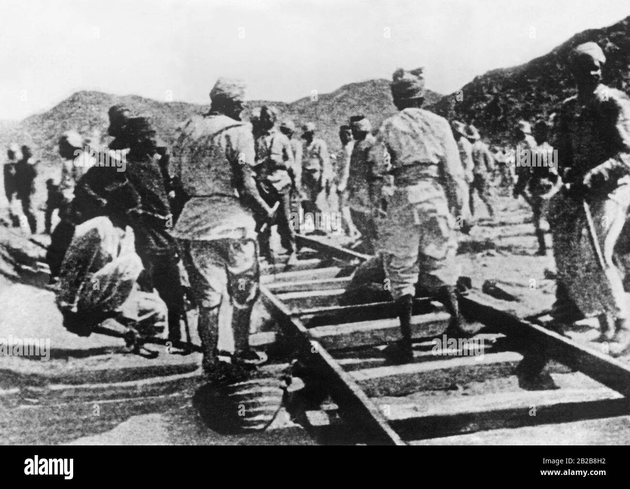 British soldiers and locals are building the railway line from Wadi Halfa to Khartoum in todays Sudan. It is intended to enable the British advance to Khartoum, which is besieged by the Mahdists. The Mahdi uprising from 1881 to 1889 was a rebellion against Anglo-Egyptian rule in the Sudanese provinces. It was only in 1898 when the British succeeded in finally destroying the Mahdi's dominion. Stock Photo