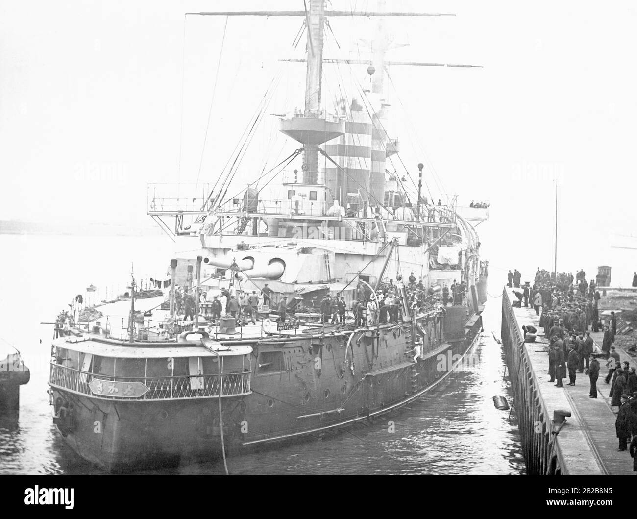 The armored cruiser Mikasa of the Imperial Japanese Army sets sail from a quay. (Undated photograph, c. 1900) Stock Photo
