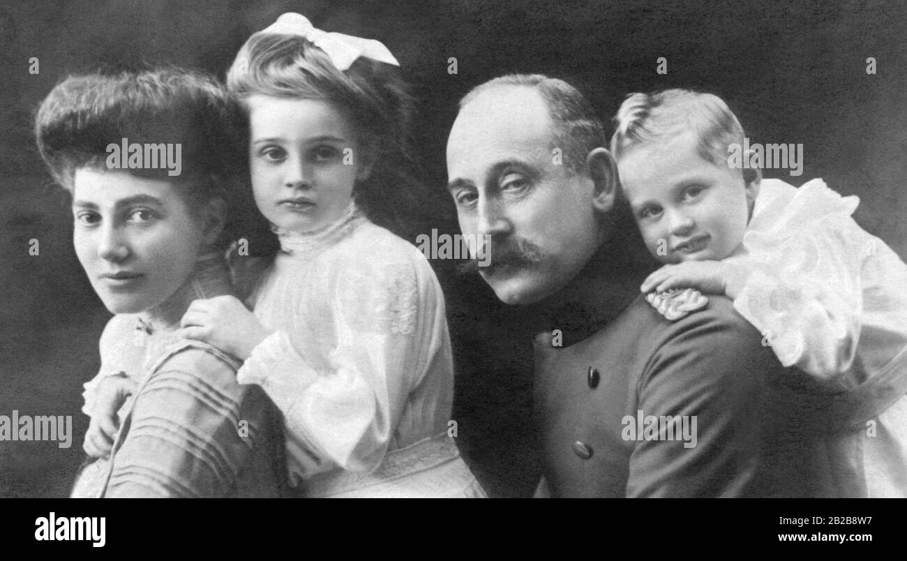 The last heir to the throne of the Grand Duchy of Baden and last Chancellor of the German Empire, Prince Maximilian Alexander of Baden with his wife Maria-Louise of Hanover and Cumberland and their two children. Marie Alexandra is on the left and Berthold Friedrich on the right. Stock Photo