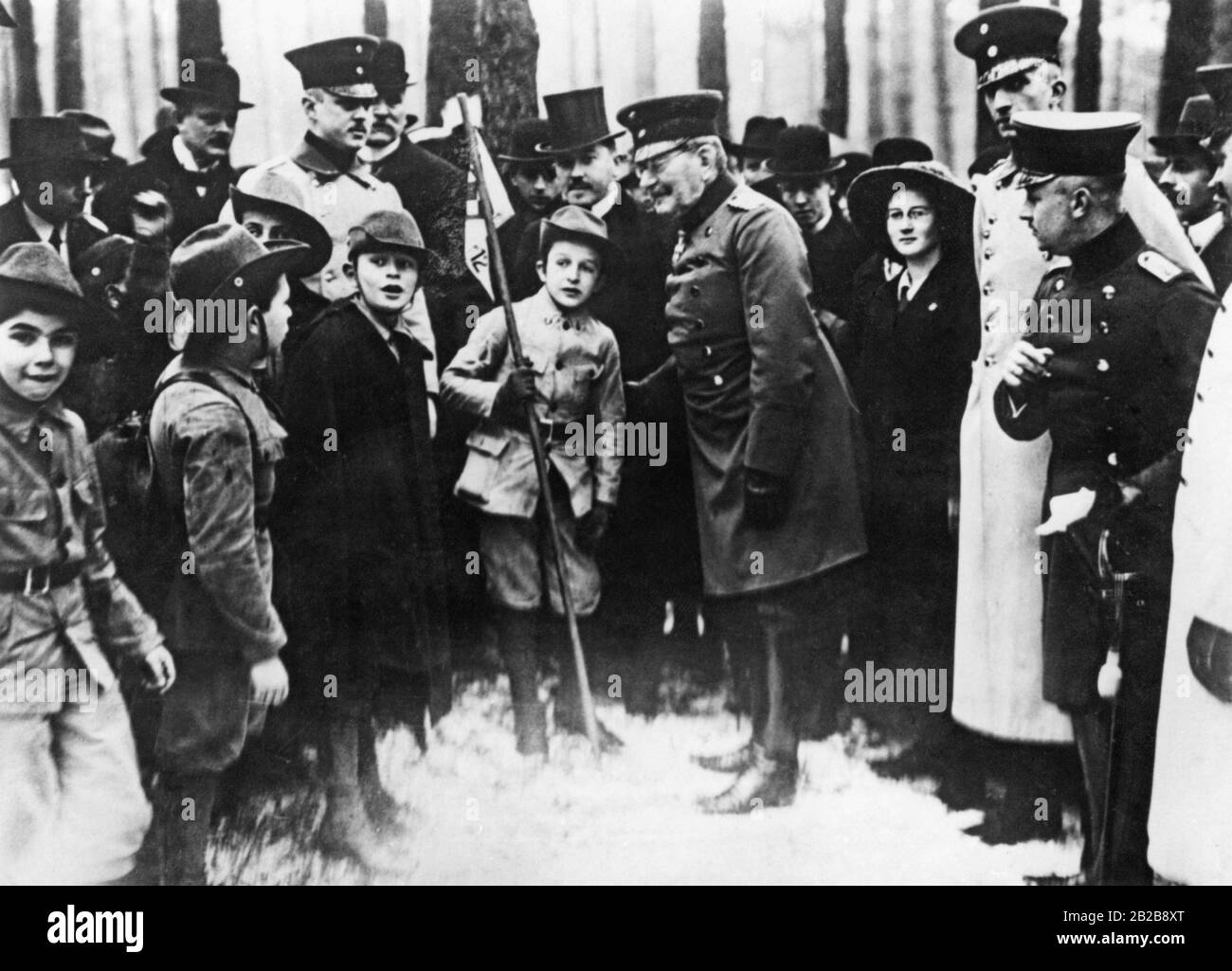 Young scouts in Wilhelmine Germany with Lieutenant General Gustav Ruediger von der Goltz. Stock Photo