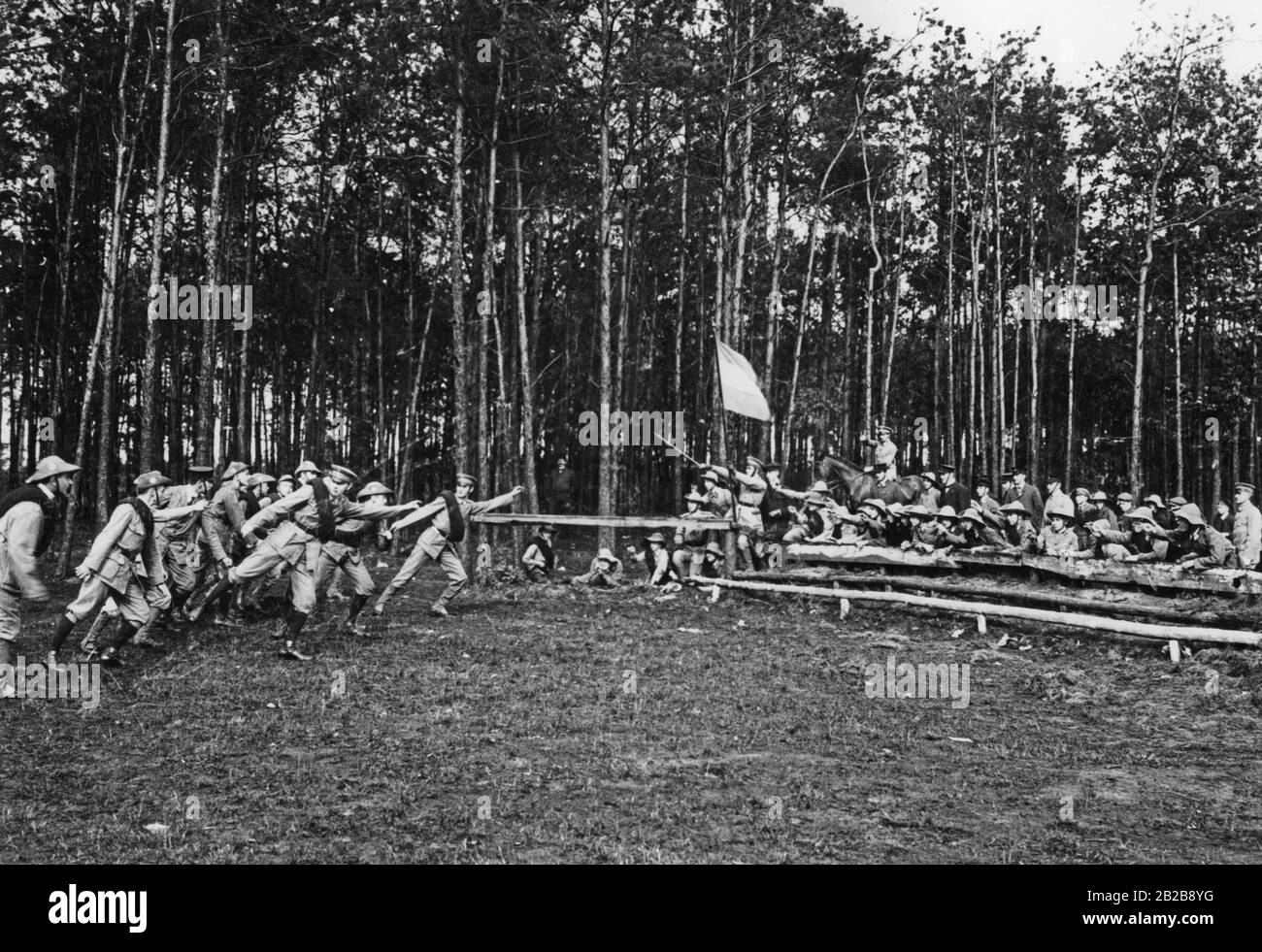 Field exercise of the youth corps 'Blau-Weiss-Blaue Union' near Berlin. Stock Photo