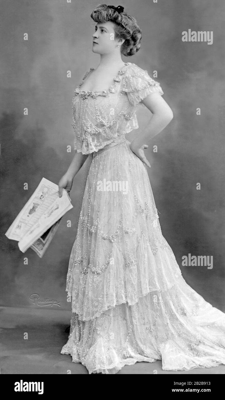 EDWARDIAN FASHION Postcard about 1905 showing the then fashionable