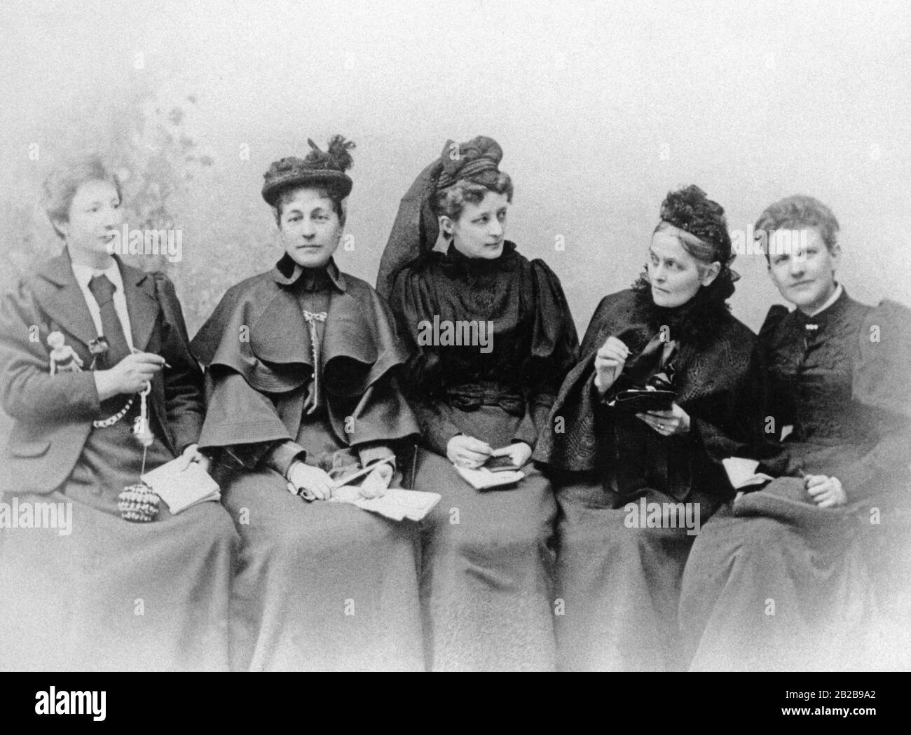 Members of the German women's movement at the turn of the century: from left to right Anita Augspurg, Marie Stritt, Lily Braun, Nina Cauer and Sophie Goudstikker (?). The photo was taken at the Elivra Studio, which was founded by Anita Augspurg and Sophia Goudstikker in Munich in 1887. Stock Photo