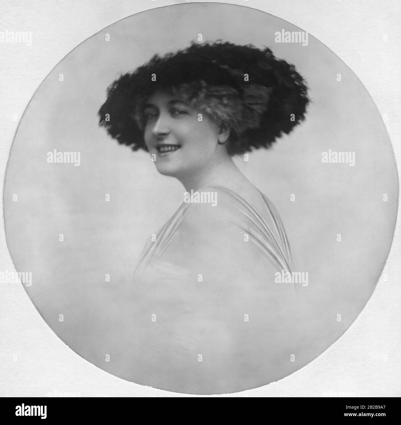 1910s woman hat hi-res stock photography and images - Alamy