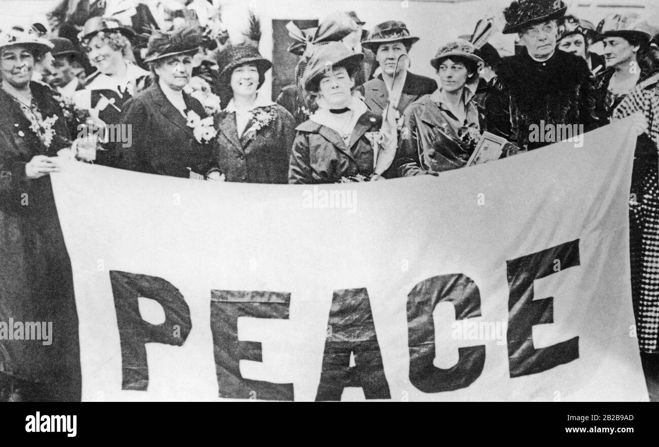 After the outbreak of the First World War in Europe, the American President Wilson decided to enter the war on the side of France and Great Britain. In the USA, however, the prevailing opinion was to stay out of war. The picture shows an American delegation of women on their way to a peace conference that took place in the neutral Netherlands. Stock Photo