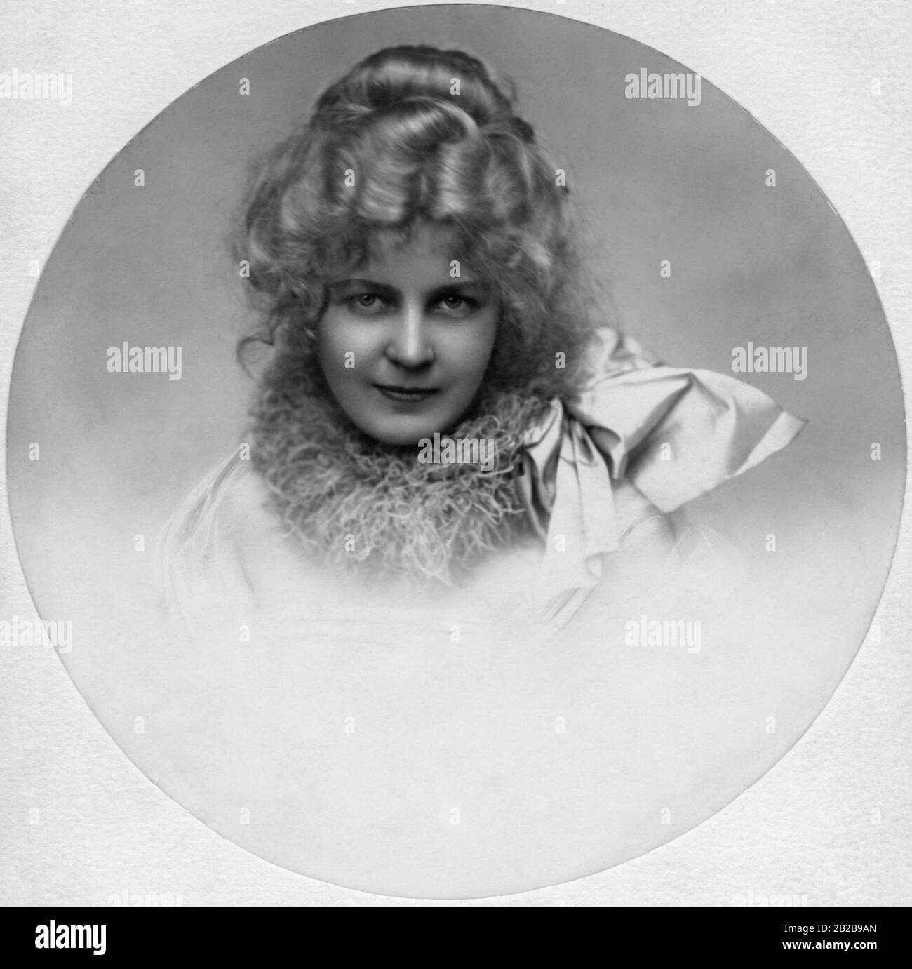 Womens portrait 1910s hi-res stock photography and images - Alamy