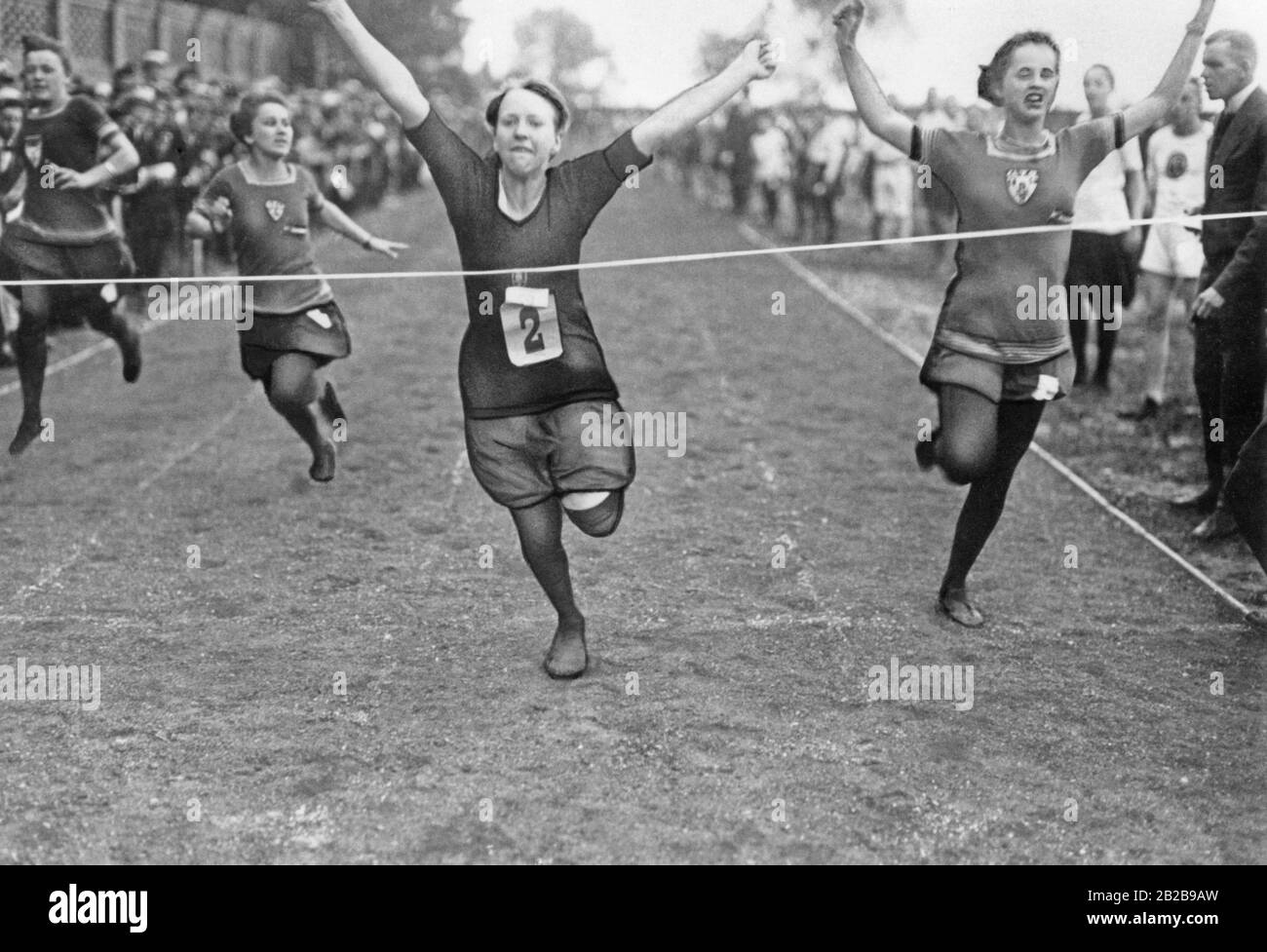 Gymnasts of a Berlin sports club in 1914 at the women's 80-meter run. Stock Photo