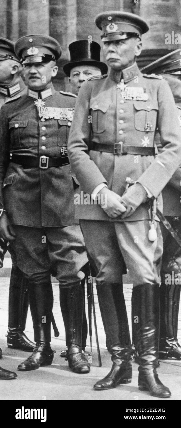 The short-term Reich Chancellor Kurt von Schleicher (left) and the Chief of the Reichswehr General von Seeckt (right) at the constitution ceremony of 1924. Stock Photo