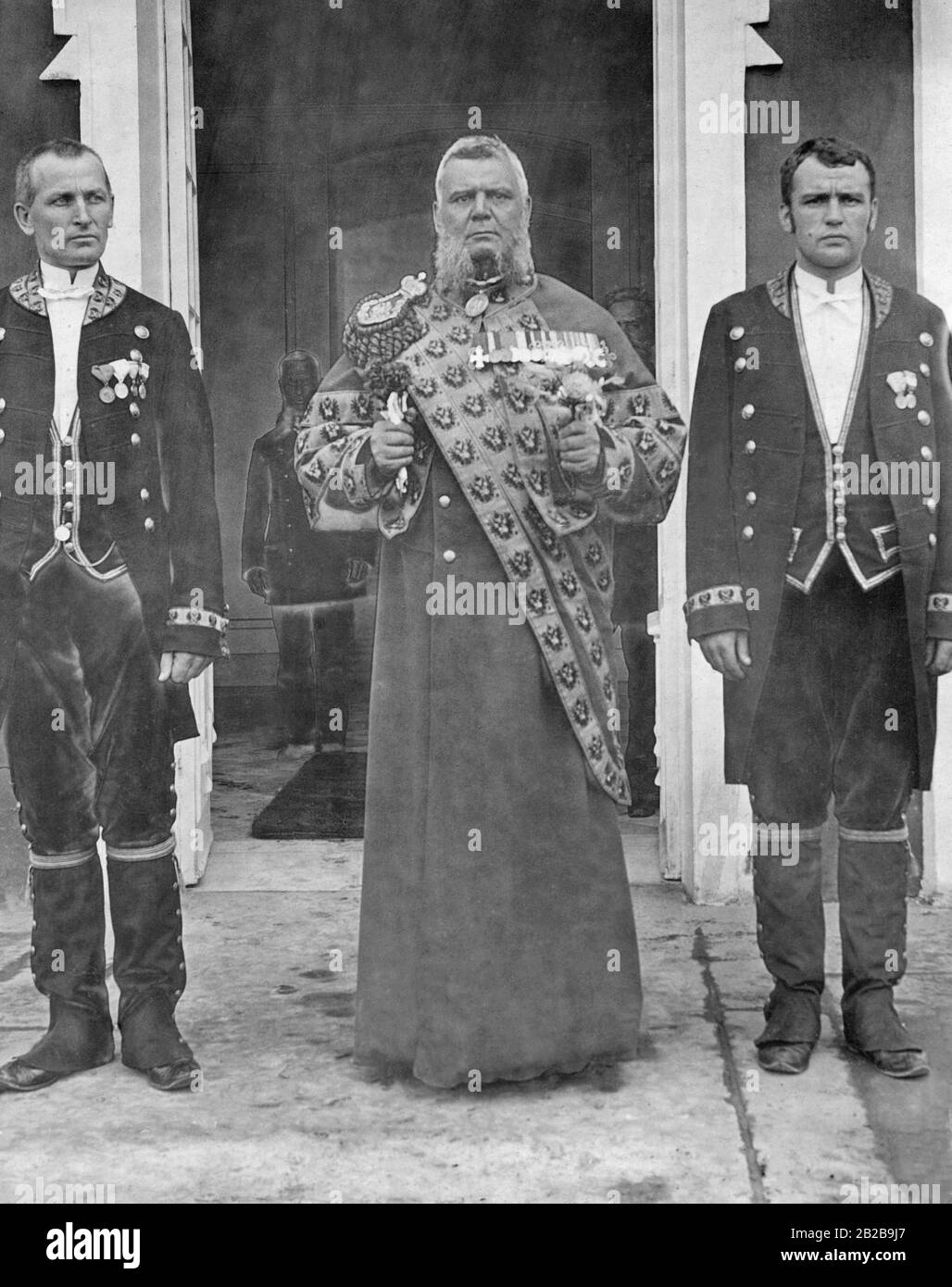 The head porter of the Russian Tsar with his servants at Peterhof Palace. Stock Photo