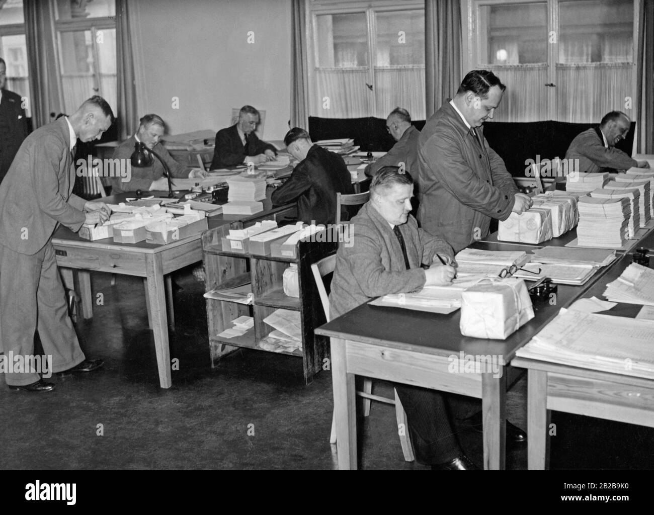 Preparatory work for the second population, occupation and business census at the Reich Statistical Office. Employees sort the count lists. Stock Photo