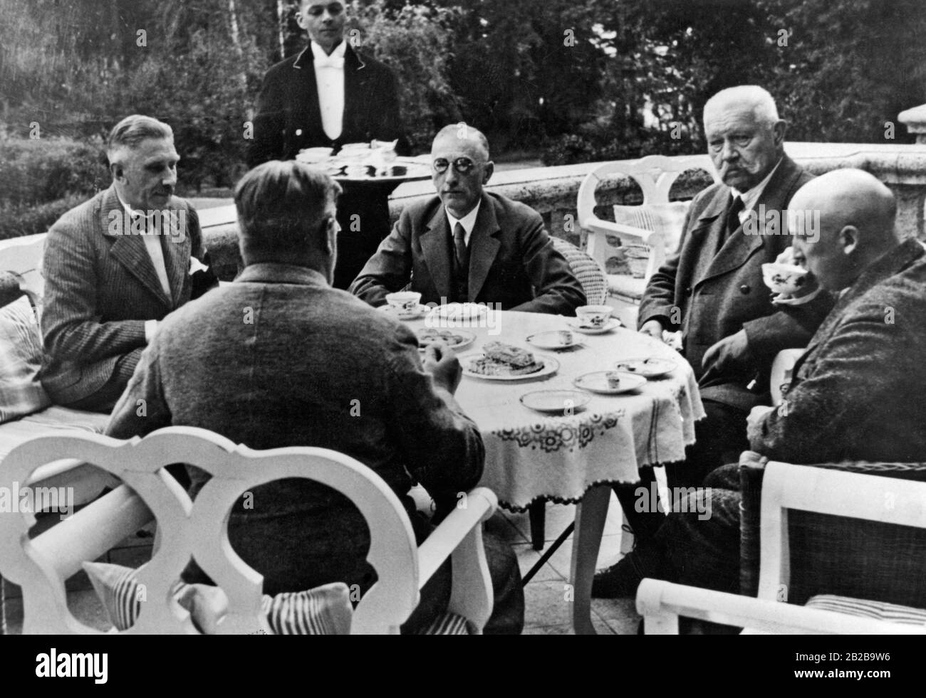 Paul von Hindeburg during a meeting in Neudeck. With him from left to right: Franz von Papen, Wilhelm von Gayl, Paul von Hindeburg, Kurt von Schleicher, Otto Meissner. Stock Photo
