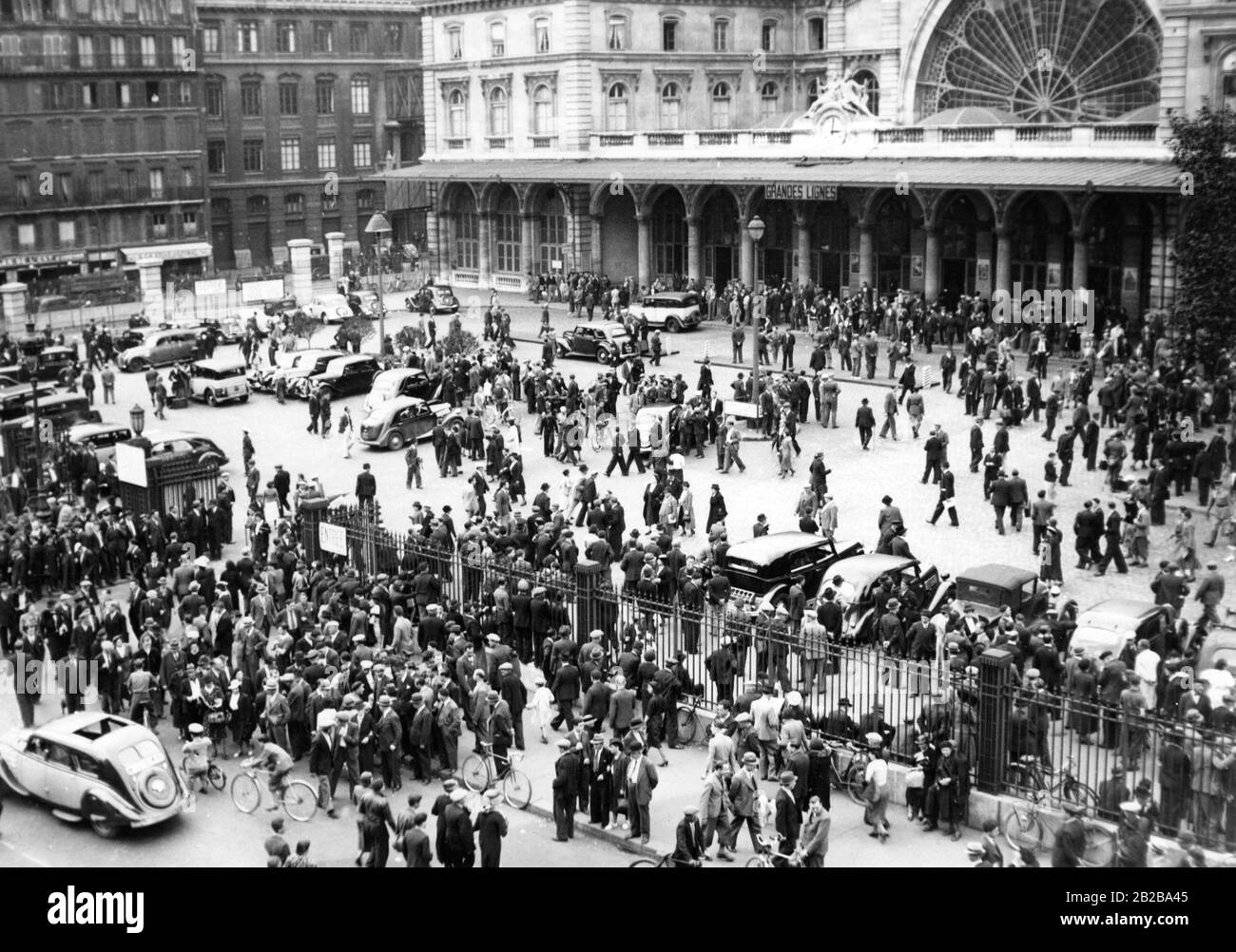 Reservists gather in front of the Gare de l'Est in Paris. The mobilization of French soldiers took place in the wake of the Sudeten crisis in 1938. Stock Photo