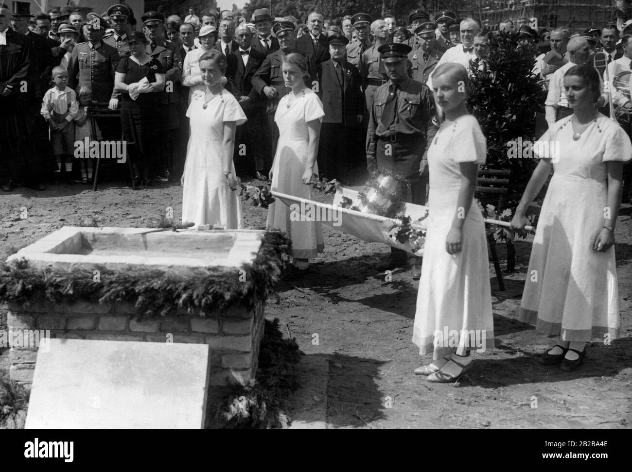 White dressed girls carry the capsule to the foundation stone. At the laying of the foundation stone for the new church in Berlin-Haselhorst Reich Bishop Ludwig Müller held the consecration speech. Stock Photo