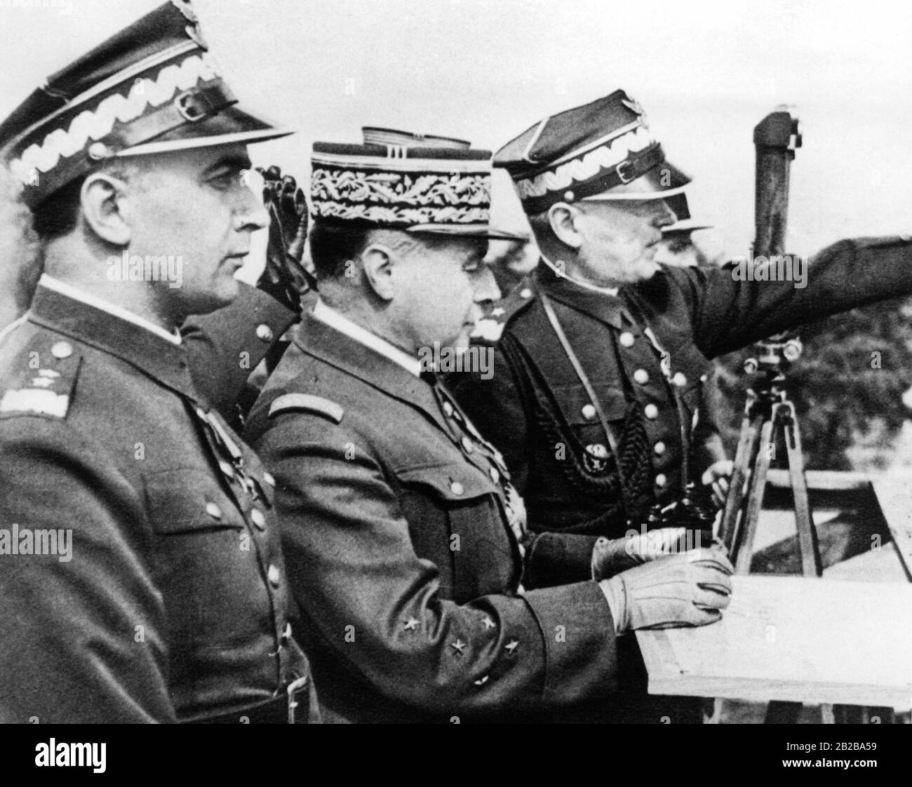 Mobilization in France during the last weeks of peace before the Second World War. From 15 to 20 May 1939 maneuvers took place in France, in which a strong Polish delegation of officers participated. Our photo shows the French commander-in-chief General Gamelin (centre) with the Polish General Kasprzycki (left). Stock Photo