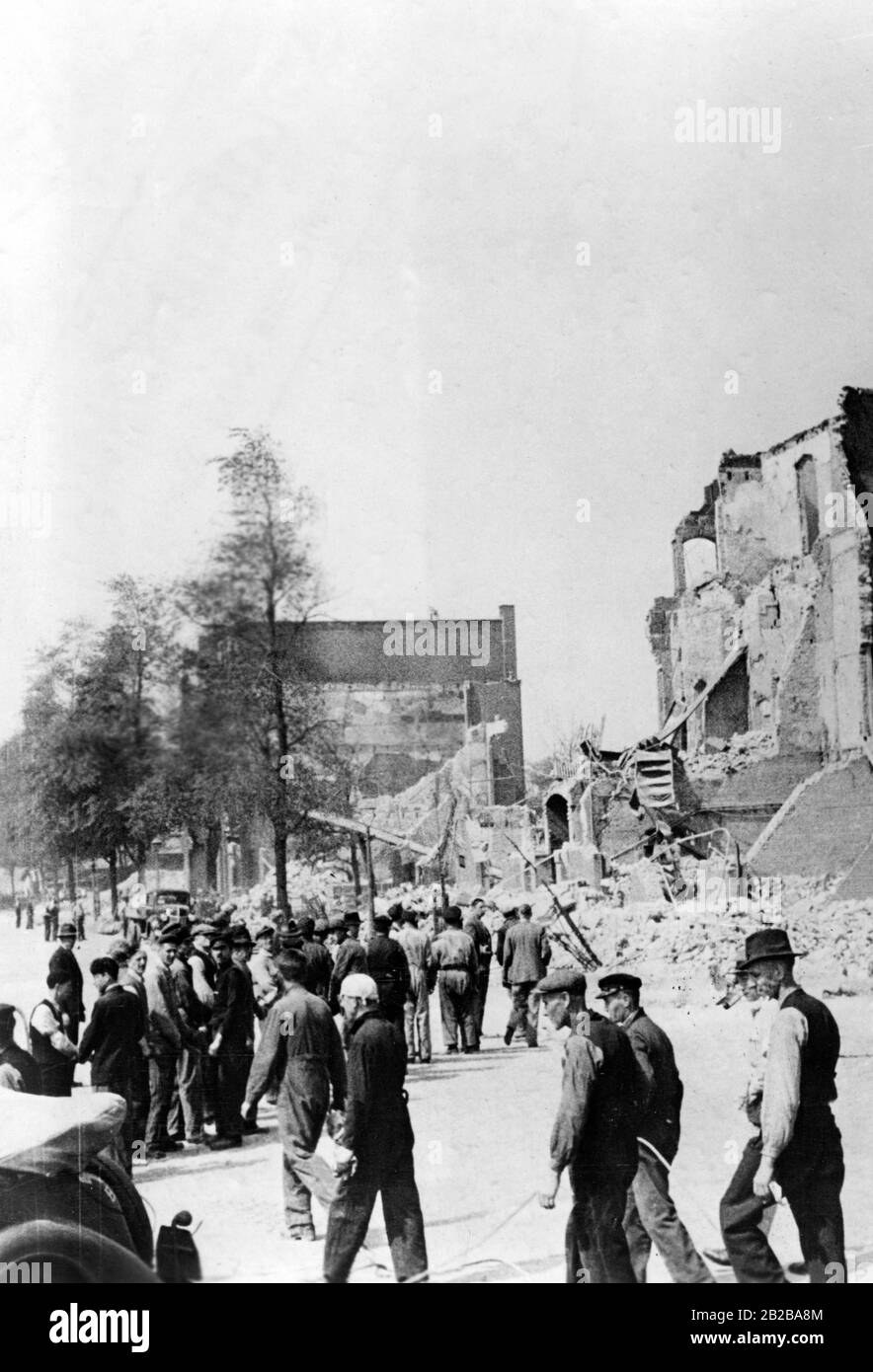 Invasion of Holland 1940: Picture shows Ruins after the bombing of Rotterdam and Dutch workers cleaning up the rubble. Stock Photo