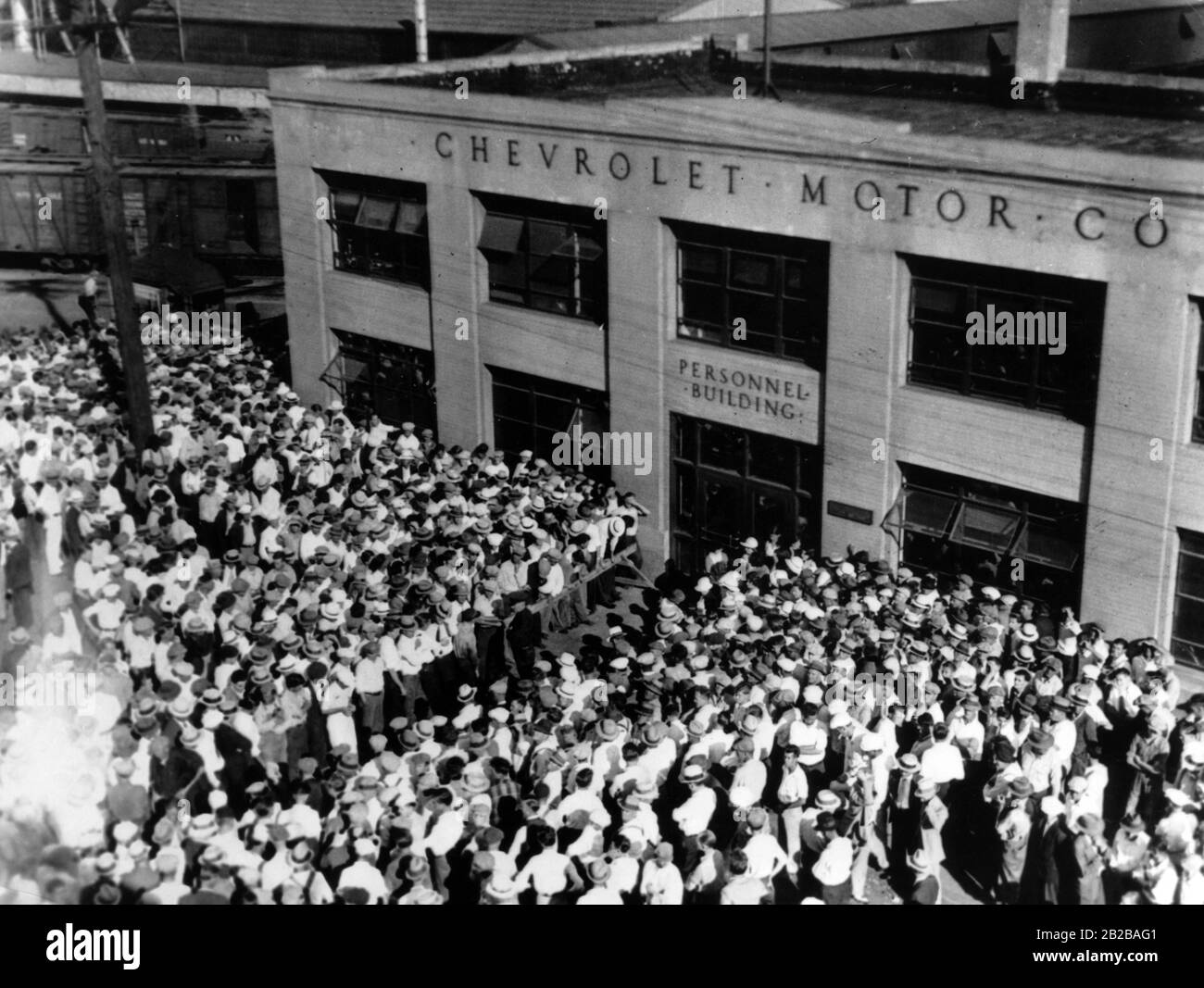 New Deal: Workers in front of an automobile plant (Chevrolet-Motor-Co) in Flint are being reappointed. Stock Photo