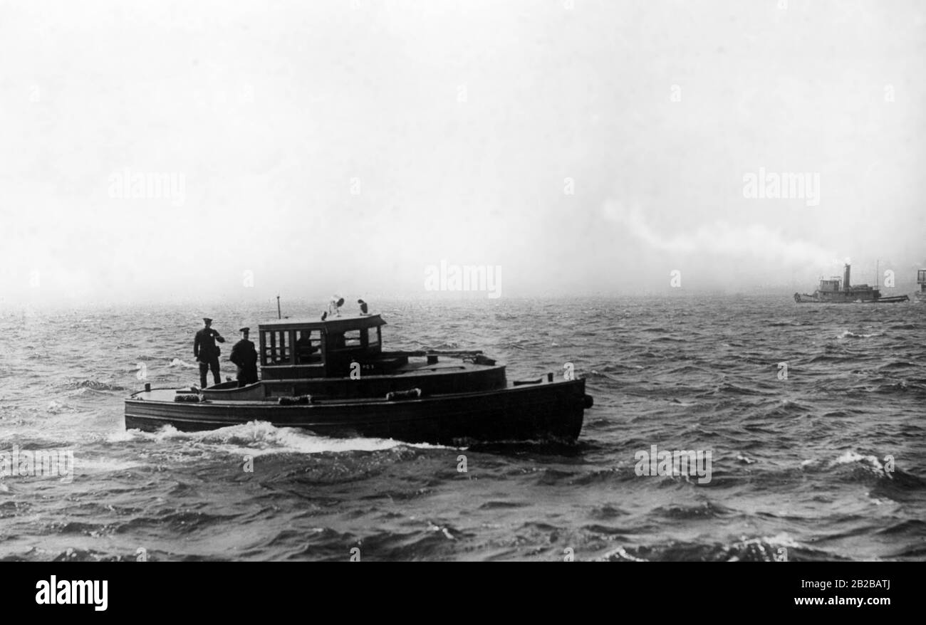 Prohibition: At the coast of Long Island a rum-runner is being caught by the coast guard (undated picture). Stock Photo