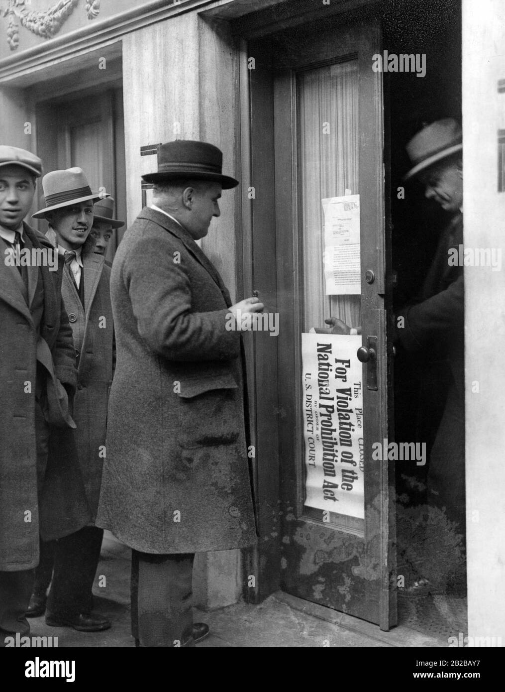 Prohibition: Sign ('This Place Closed For Violation Of The National Prohibition Act') in front of a club in the USA (undated picture). Stock Photo
