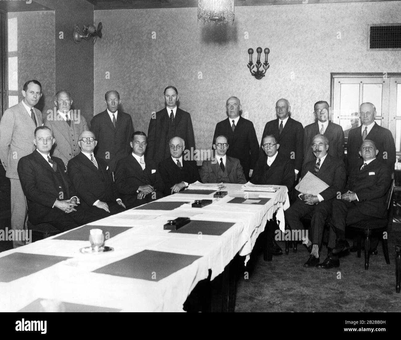 Prohibition: Conference of the Alcohol-Bureau in Washington D.C to discuss the poisoning of commercial and industrial alcohol (from left to right): Frank M. Nonan, Fred S. Rogers, Russel R. Brown, Seymour Lowman, J.M. Doran, Henry Chatfield and Dr. Harris E. Howe and standing Dr. Ralph Merritt, Willoughby Mc Cormick, Everett Hurlburt, C. Mahlon Kline, Dr. Martin Ittner, A. Homer Smith, Frank A. Blair, Dr. S.L. Hilton and S.C. Henry. Stock Photo