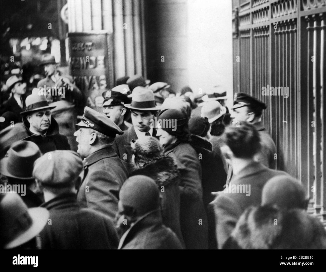 Global economic crisis: People in front of the closed Bowery Savings Bank in New York want to withdraw their money. Stock Photo