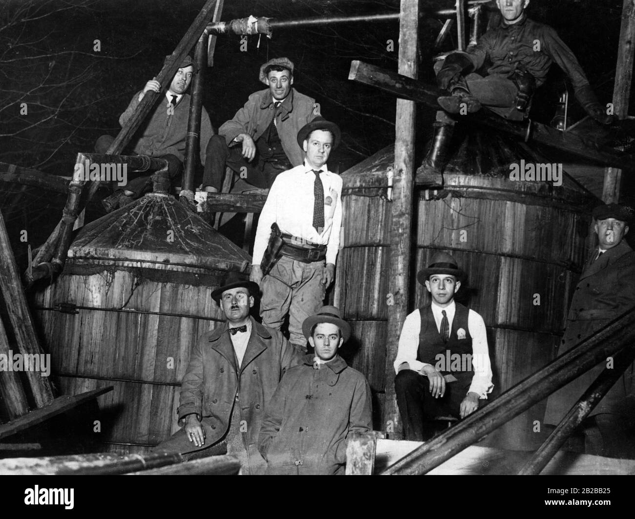 Prohibition: Illicit distillation near Waldorf in Maryland. Picture shows barrels and the prohibition-director Simons (Right in overcoat). Stock Photo