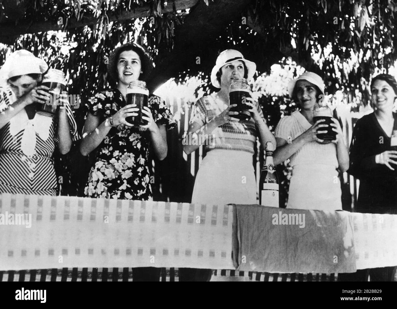 American women allow themselves a mug of beer in the Mexican border town of Tijuna during the Probition in the United States. Stock Photo