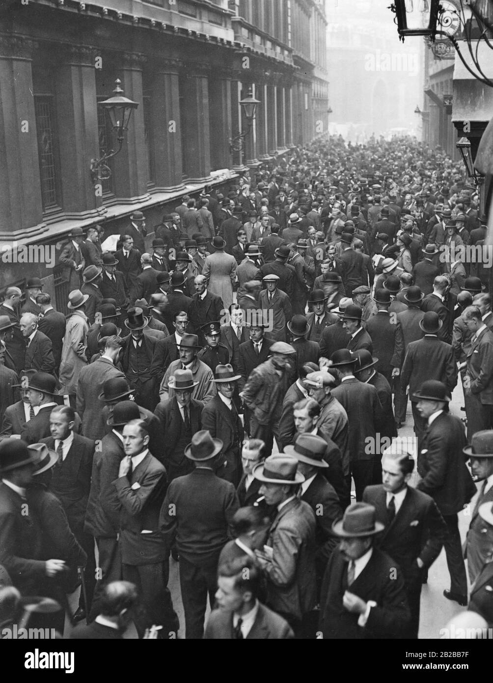 The Great Depression in Great Britain: People standing in front of the stock exchange at the Throgmorton Street. Stock Photo